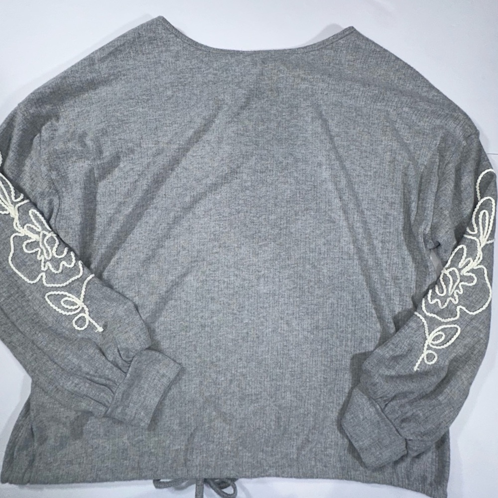 NWT COMO BLU Sweater with Embroidered Sleeves